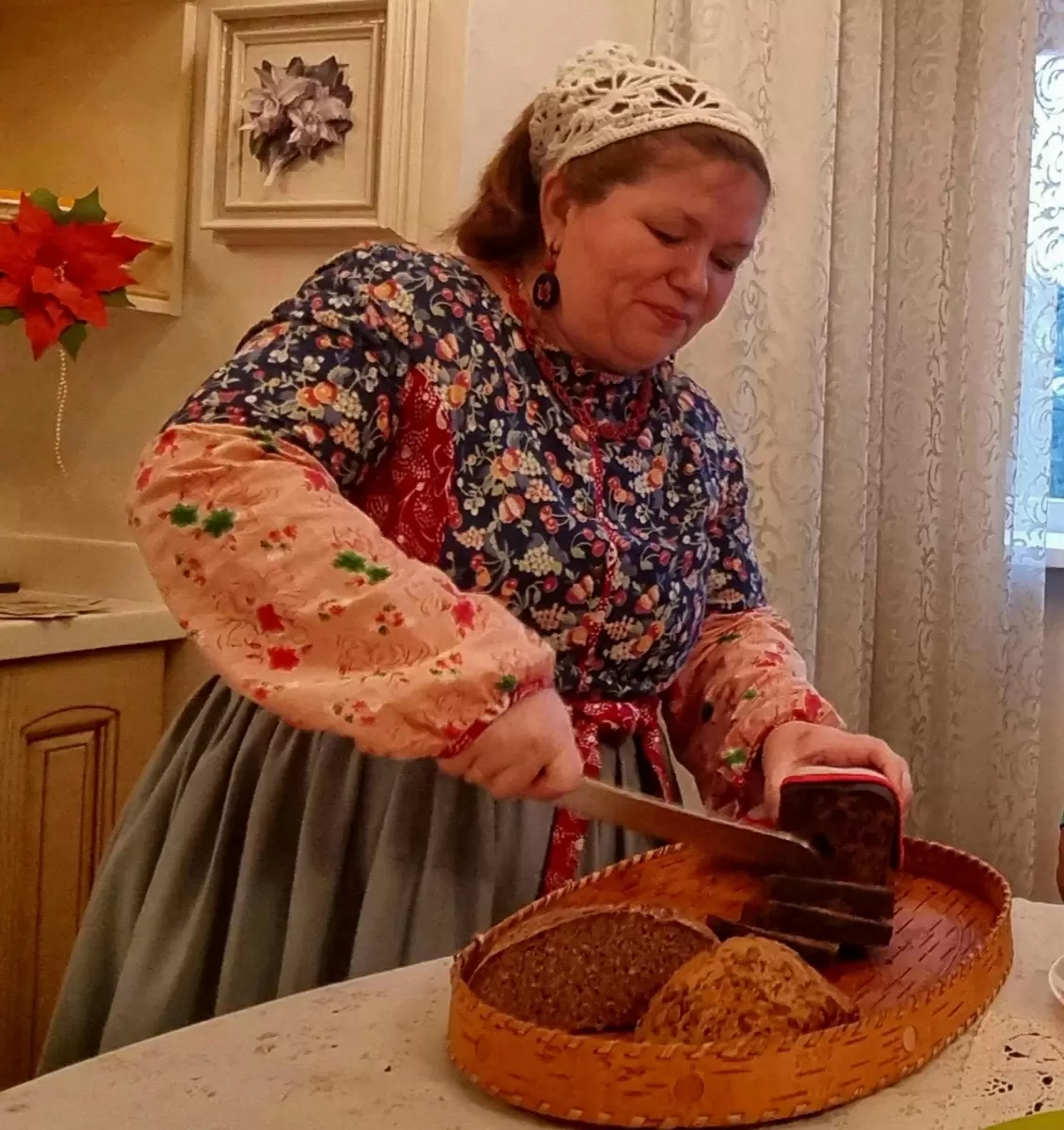 Зерно из собственного поля превращается в каравай заонежской семьи