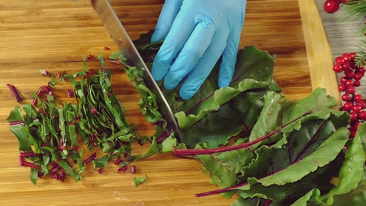 Как я научилась готовить оладьи из свекольной ботвы, и это просто гениально!