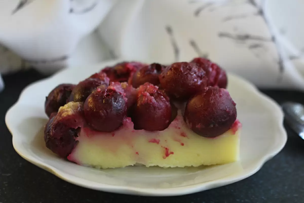 Вишневый пирог-пудинг: просто, быстро и с ягодным шармом