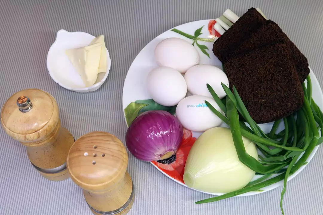 Яичница с тремя луками: быстрый и сытный завтрак за пять минут