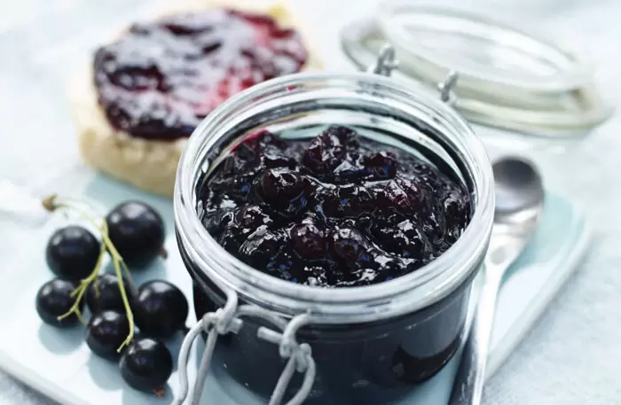 Как приготовить варенье из черной смородины без воды и с минимальным количеством сахара