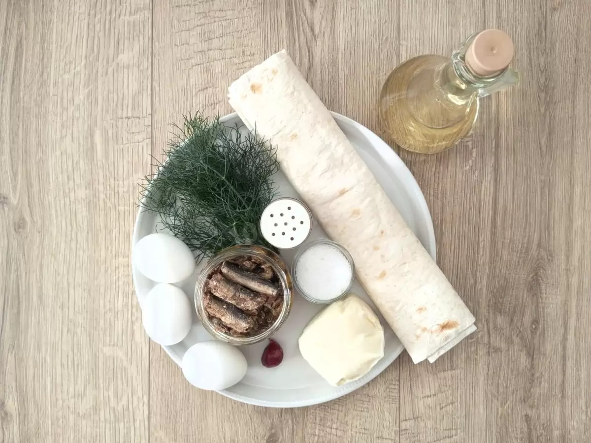 Так просто и вкусно: закуска из лаваша с сыром и шпротами