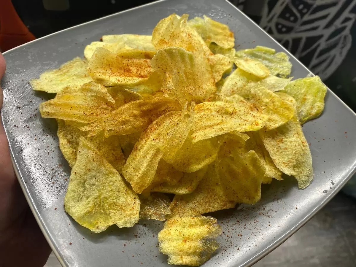 Как сделать идеальные чипсы из одной картошки всего за 5 минут