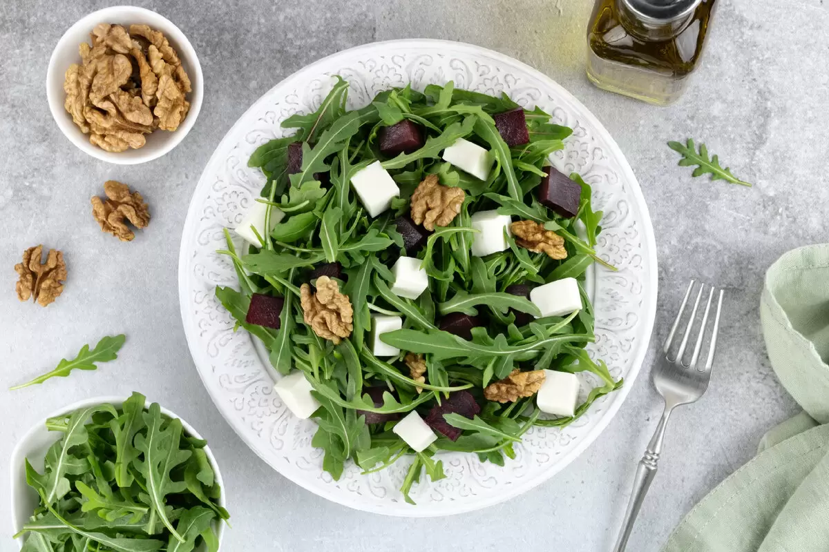 Салат "Ореховая греза" с рукколой и грецкими орехами