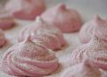 Десерты без выпечки: вкусные идеи с вишней, сливами и шоколадом