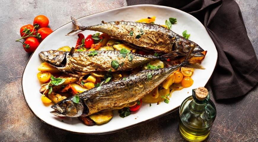 Скумбрия с овощами: запекаем с пользой