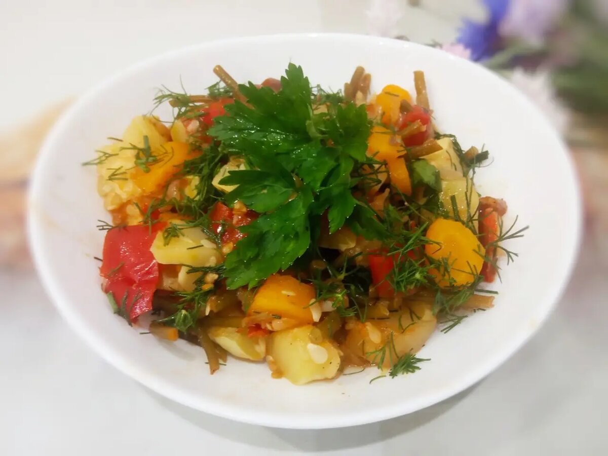 Вкусное лето: тушеные патиссоны с овощами — полезный рецепт