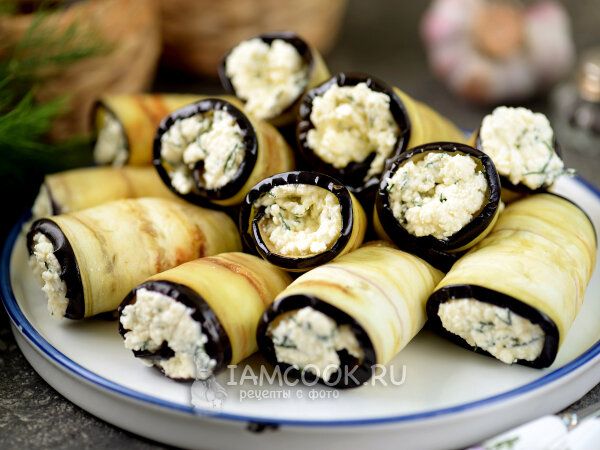 Баклажановые рулетики с брынзой: простая закуска, которая удивит всех