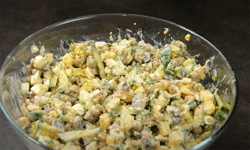 Салат со шпротами и горошком: вкус детства в современном исполнении