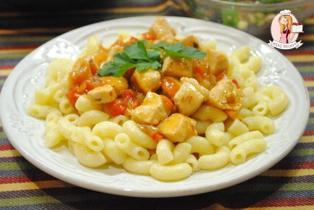 Вкусная куриная подлива с томатной пастой: быстрое и универсальное блюдо для любого стола