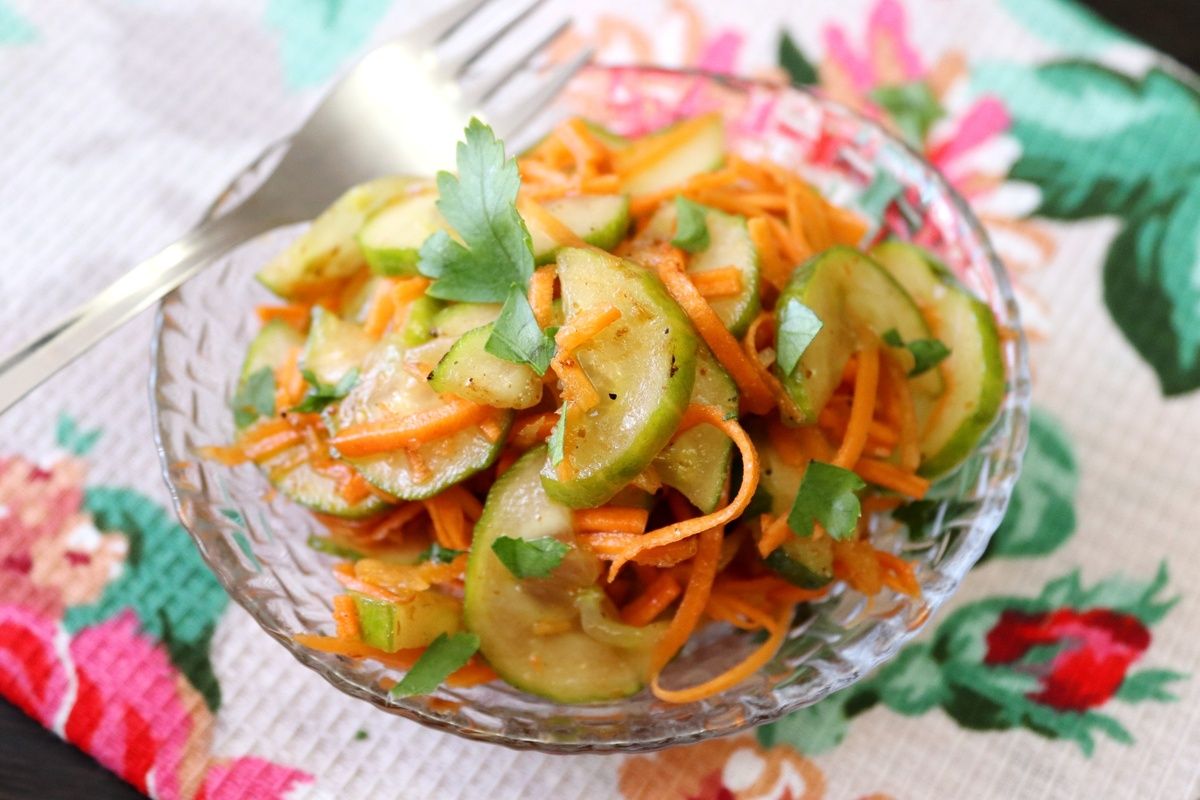 Пряный салат из свежих огурцов и моркови: пикантная закуска для любителей острых ощущений