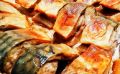 Скумбрия по-новой: как приготовить вкусный ужин на луковой подушке