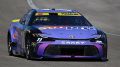 Денни Хэмлин празднует 60-ю победу в NASCAR и выходит в финал